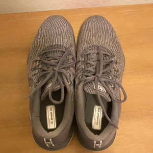 Cross training shoes